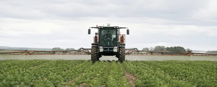 Applicateur d’une entreprise de travaux agricoles au volant d’un pulvérisateur