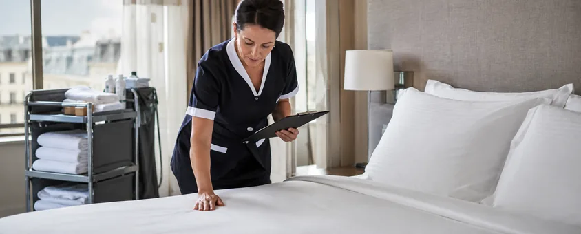 Agent d’hôtellerie contrôlant une chambre contre les punaises de lit